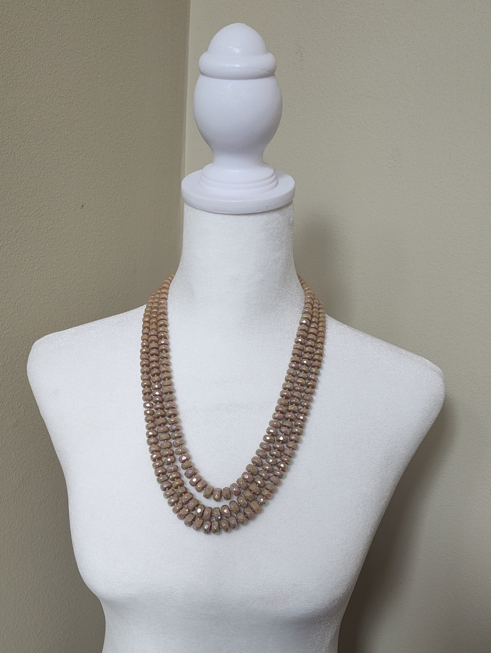 Vintage Vogue Elegant Faceted Beige Bead Triple-Strand Necklace